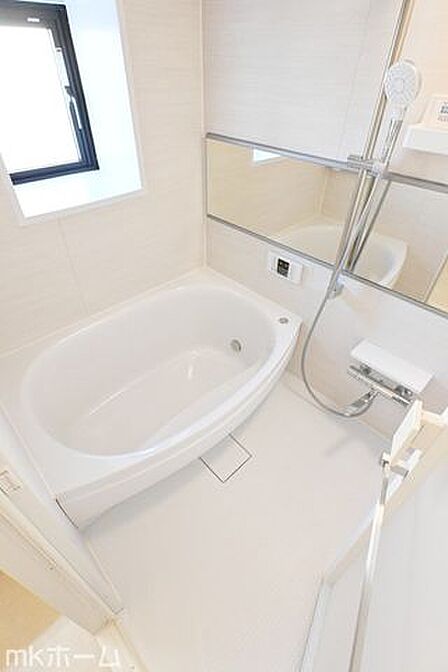 足を延ばし入浴できる大きな浴槽は一日の疲れを癒してくれる空間です!癒しのひと時をお過ごしください!