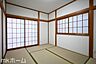 寝室：和室は多目的に利用可能な空間です！お子様の遊び場、また客間として多彩にご利用頂けます！