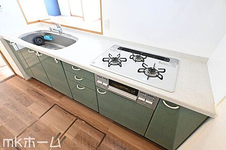 使い勝手の良いシステムキッチンを採用!作業スペースも広めにとられておりご家族でお料理が楽しめます!