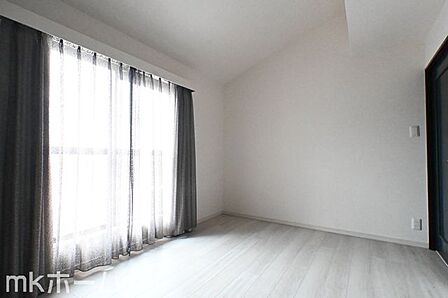 シンプルな洋室はおしゃれで居心地の良い空間です!室内には柔らかい陽の光が差し込みます!