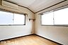寝室：シンプルな洋室はおしゃれで居心地の良い空間です！二面採光で柔らかい陽の光が差し込みます！