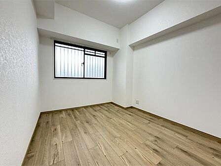 北東側の洋室6帖。