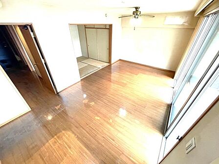 リビングには和室が隣接しています。和室の扉を開けて、更に広々空間を作る事も可能です!