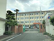 西高宮小学校まで　750m　徒歩約10分●創立70周年を迎えた小学校です。教育目標「 心豊かで、自ら意欲的に学び、たくましく生きる力をもった子どもの育成を図る」