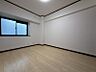 室内：約5.3帖の洋室。各室収納付きのためお部屋がスッキリ片付きます◎