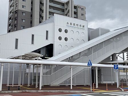 糸島高校前駅まで約1100m/徒歩約14分 新興住宅地「伊都の杜(もり)」の最寄り駅として、2019年に開業した比較的新しい駅です。
