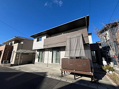 外観：平成29年築の中古戸建！光熱費を抑える太陽光パネル搭載でエコライフを実現♪