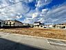 外観：閑静な住宅地の中にあり落ち着いた住環境です。最寄り駅までも徒歩約7分。通学・通勤も安心です。