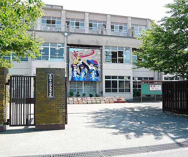 画像27:向島東中学校まで112m 活気のある中学校です。