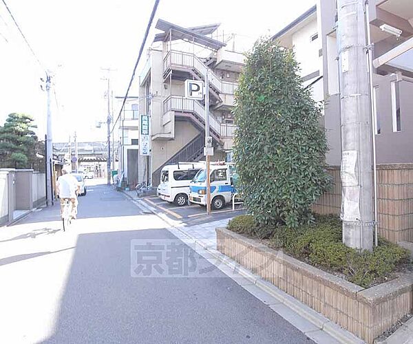 画像27:目の前の道です 先は伏見駅