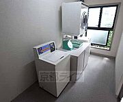 1階廊下にあるコインランドリーです。