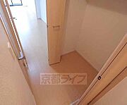 廊下にも収納がございます