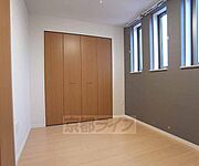 収納のある、明るい部屋です。