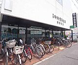 京都中央信用金庫 梅津支店まで371m 四条通沿いにございます。周辺にはスーパーやコンビニも多くあり