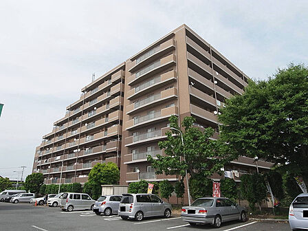 総タイル張りの落ち着いた外観です