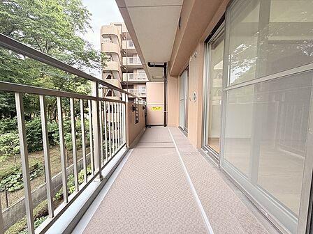 2部屋から出入り可能なバルコニー 洗濯物やお布団を干すのもラクラクです