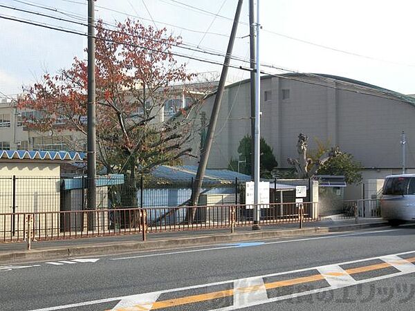 画像20:茨木市立春日小学校 徒歩33分。 2590m