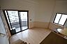 リビング/ダイニング：同物件別号室の写真です。