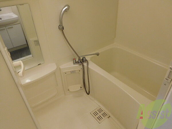 画像4:鏡付きで真っ白お風呂でとっても綺麗です。