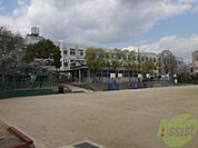 神戸市立本山第三小学校 429m
