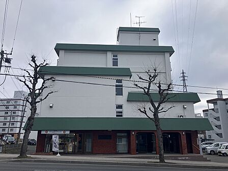 正面からの外観写真です。1階にはドーナツ屋さんがあります。