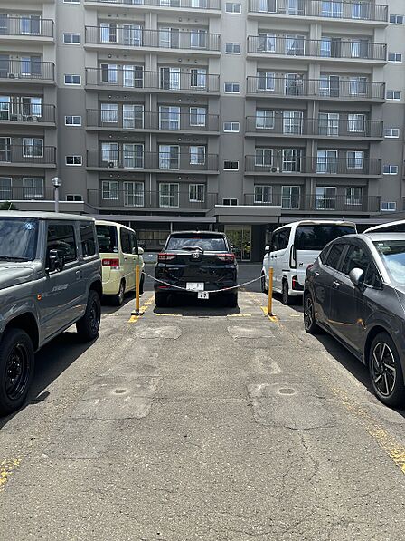 敷地内駐車場確保済みです!月額6、800円で駐車可能です。