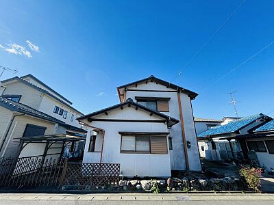 外観：敷地面積ゆとりの52坪！広々前面道路で、日当たり良好な立地に建つ中古戸建でございます♪