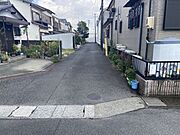 通り抜けのない私道の為、安心して車の駐車もできます。小さなお子様も安心です。