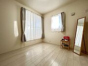 2方向から光が入る開放的な洋室。お部屋全体が明るく、爽やかな毎日を過ごせます！