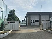 中部中学校　徒歩約16分（約1227ｍ）教育目標「知・徳・体の調和のとれた教育を礎に、人間としての成長と発達を遂げていこうとする生徒を育成する。」