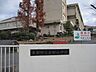 周辺：東郷小学校 徒歩13分。 990m