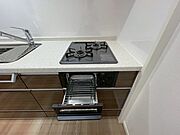 キッチンにはグリル付きの3口コンロを設置。お料理の幅が広がり、毎日のお食事が一層楽しくなります。