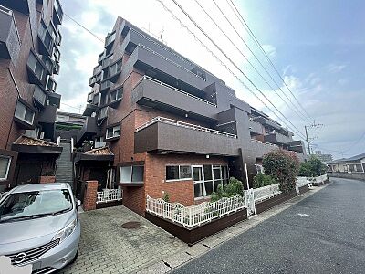 外観：小学校は徒歩4分圏内と毎日の通学に便利ですね