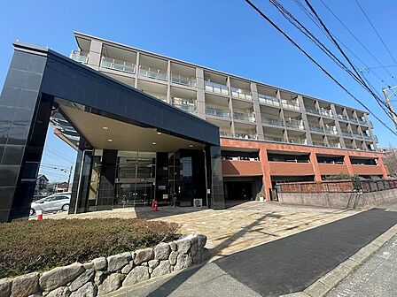 開放的なエントランスが印象的なマンション。晴れた日の空と建物が織りなすコントラストが魅力的です。暮らしの拠点にふさわしい住まいをぜひ現地でご覧ください。