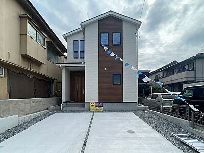 外観:落ち着いた色合いの外観が魅力的な新築戸建です。ゆとりの駐車スペースを確保。現地をぜひ一度ご覧ください。 外観:落ち着いた色合いの外観が魅力的な新築戸建です。ゆとりの駐車スペースを確保。現地をぜひ一度ご覧ください。