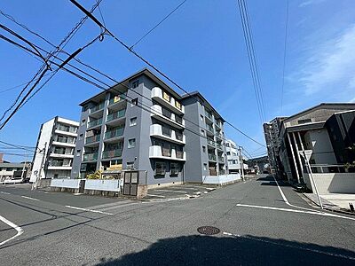 外観：青空が広がる開放的な立地です。角地に位置し、日当たりも良好。周辺は閑静な住宅街で、落ち着いた暮らしが叶います。