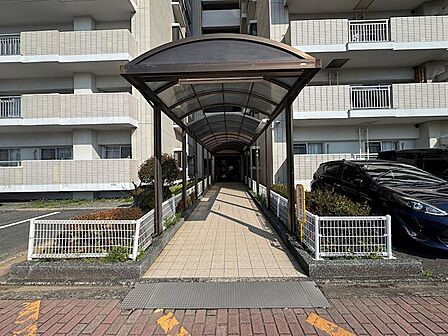 スーパーやコンビニが徒歩4分圏内です☆日々のお買い物に困りません
