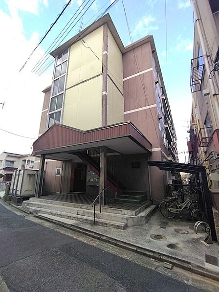 柔らかな光が差し込むリビングは、家族や友人との大切な時間を育む空間。和室と繋がる間取りで、暮らしに彩りを添えます。