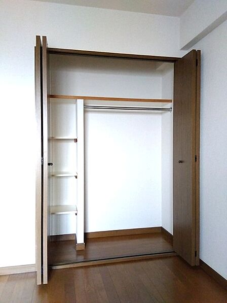 収納力のあるクローゼットで、衣類や小物もすっきり整理できます。機能的な棚とハンガーパイプで、空間を有効活用いただけます。