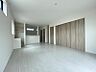 リビング/ダイニング：採光窓が並び、明るく広々としたリビングダイニング。収納も充実しており、すっきりとした暮らしが叶います。