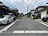 その他：現地前面道路です。落ち着いた街並みで、ゆったりとした暮らしが叶います。駐車スペースも確保されており、お車での移動もスムーズです。