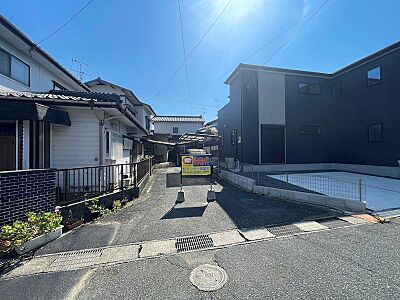外観:閑静な住宅街に佇む、日当たり良好な物件。広々とした駐車スペースも確保されており、快適な暮らしをサポートします。 外観:閑静な住宅街に佇む、日当たり良好な物件。広々とした駐車スペースも確保されており、快適な暮らしをサポートします。
