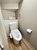 トイレ：落ち着いた色合いでまとめられたトイレは、温水洗浄便座付きで快適にご利用いただけます。トイレットペーパーホルダーやタオルリングも設置済みです。