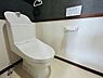 トイレ：清潔感のあるトイレで快適な毎日を。落ち着いた空間でリラックスした時間をお過ごしいただけます。