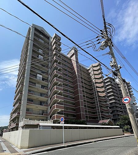 地上15階建てのスケール感のあるマンション。エントランス周りは植栽で彩られ、落ち着いた雰囲気を演出しています。