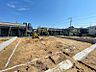 外観：基礎工事が進行中。更地から建物が建ち上がるまでの工程をご覧いただけます。建築の様子を現地でご確認いただけます。