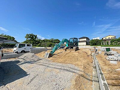 外観:基礎工事が着々と進行中。明るい日差しの中で、理想の住まいが形になっていきます。現地にて現在の進捗をご確認いただけます。 外観:基礎工事が着々と進行中。明るい日差しの中で、理想の住まいが形になっていきます。現地にて現在の進捗をご確認いただけます。