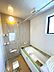 浴室：明るい浴室は、窓からの光と室内灯で開放感があります。換気乾燥機付きで、快適なバスタイムをサポートします。