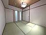 その他：和の趣を感じる居室は、くつろぎの空間を演出します。収納も充実しており、すっきりとした暮らしが叶います。
