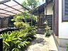 その他：趣あるアプローチが印象的な住まい。四季を感じる植栽が、日々の暮らしに潤いと安らぎをもたらします。和の雰囲気漂う落ち着いた空間で、心豊かな生活を始めてみませんか。